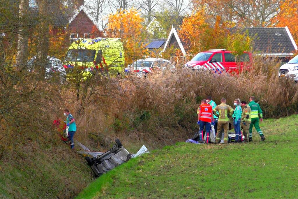 Auto raakt van weg en belandt op de kop in sloot