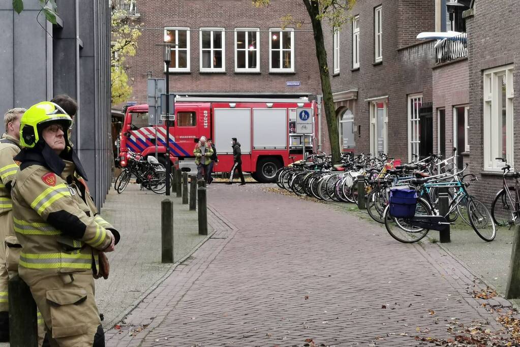 Persoon blust brand in woning