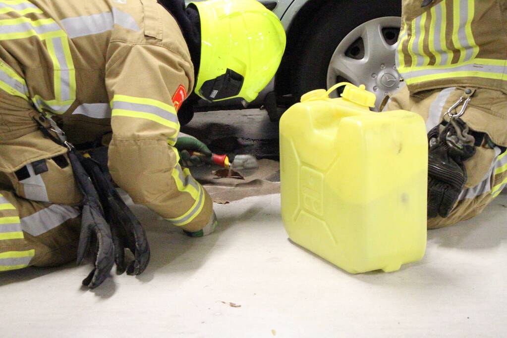 Benzine lekt uit benzinetank auto