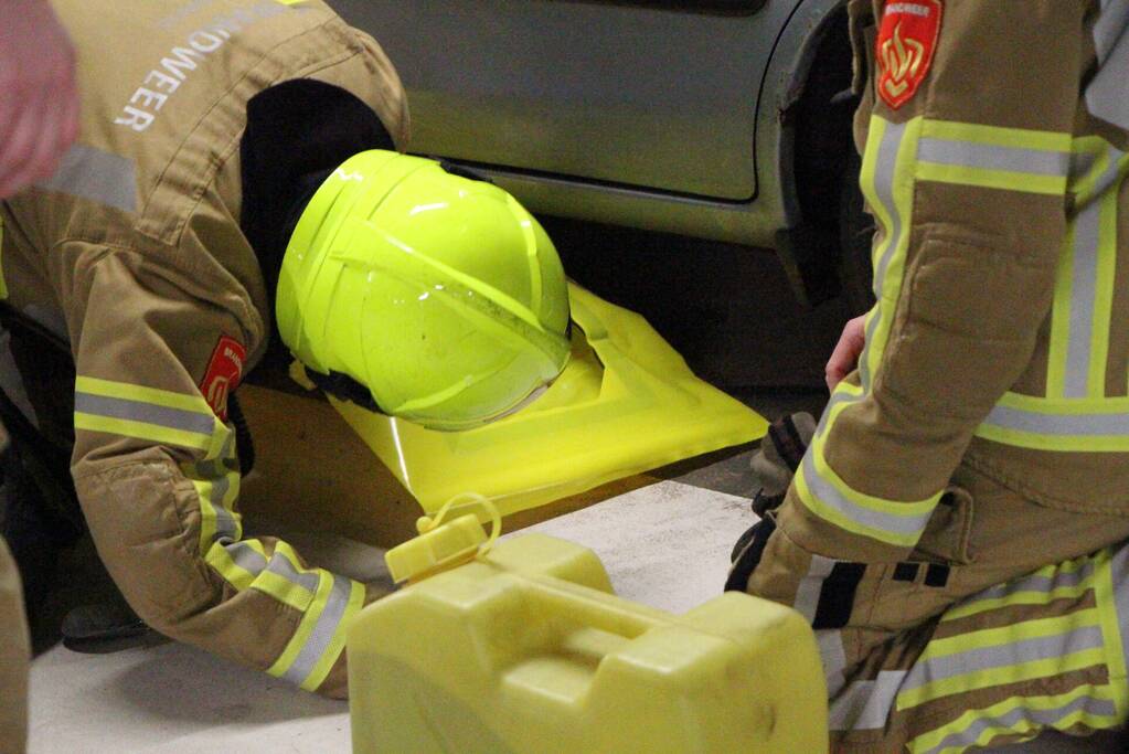 Benzine lekt uit benzinetank auto