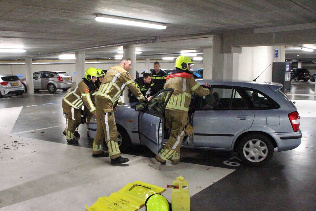 Benzine lekt uit benzinetank auto