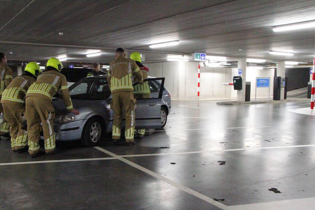 Benzine lekt uit benzinetank auto