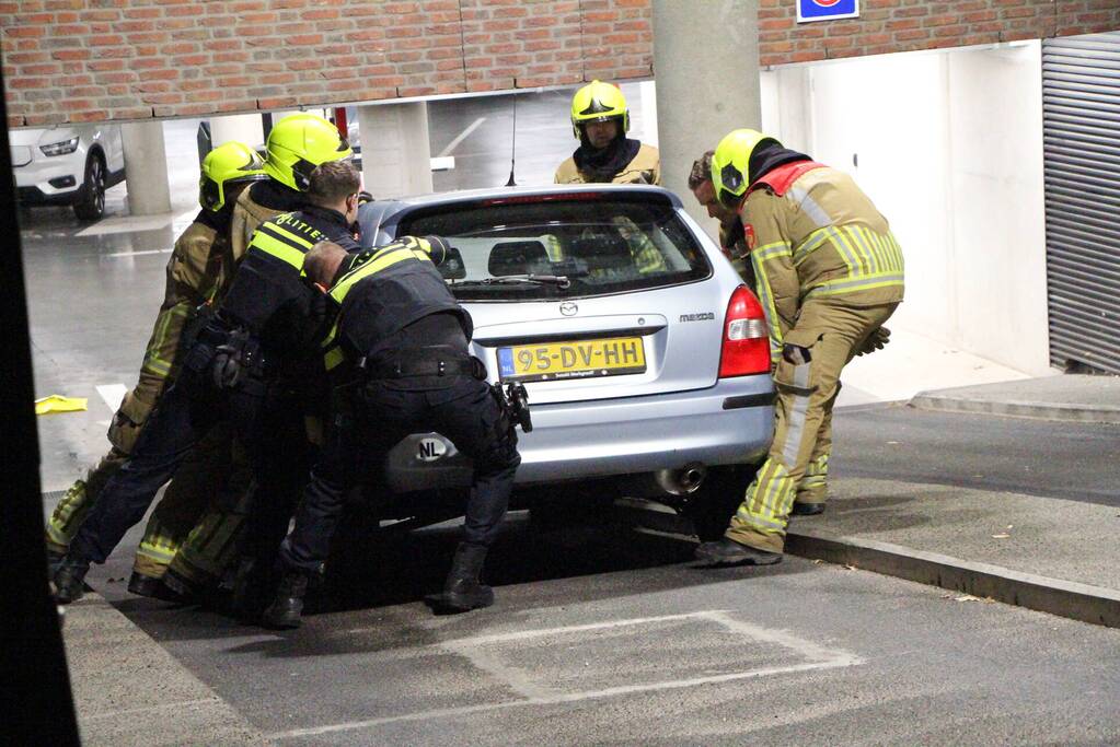 Benzine lekt uit benzinetank auto