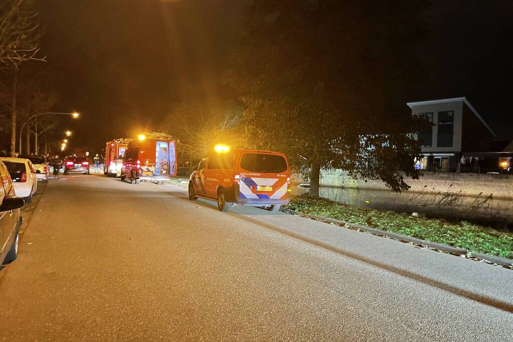 Auto raakt te water na vergeten handrem