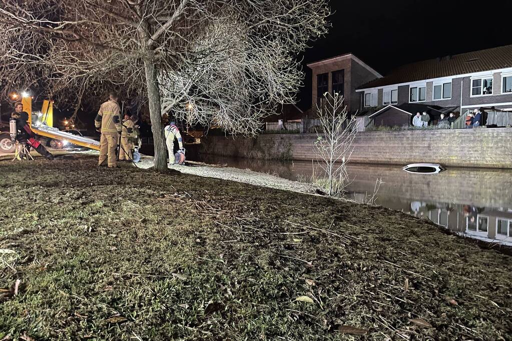 Auto raakt te water na vergeten handrem
