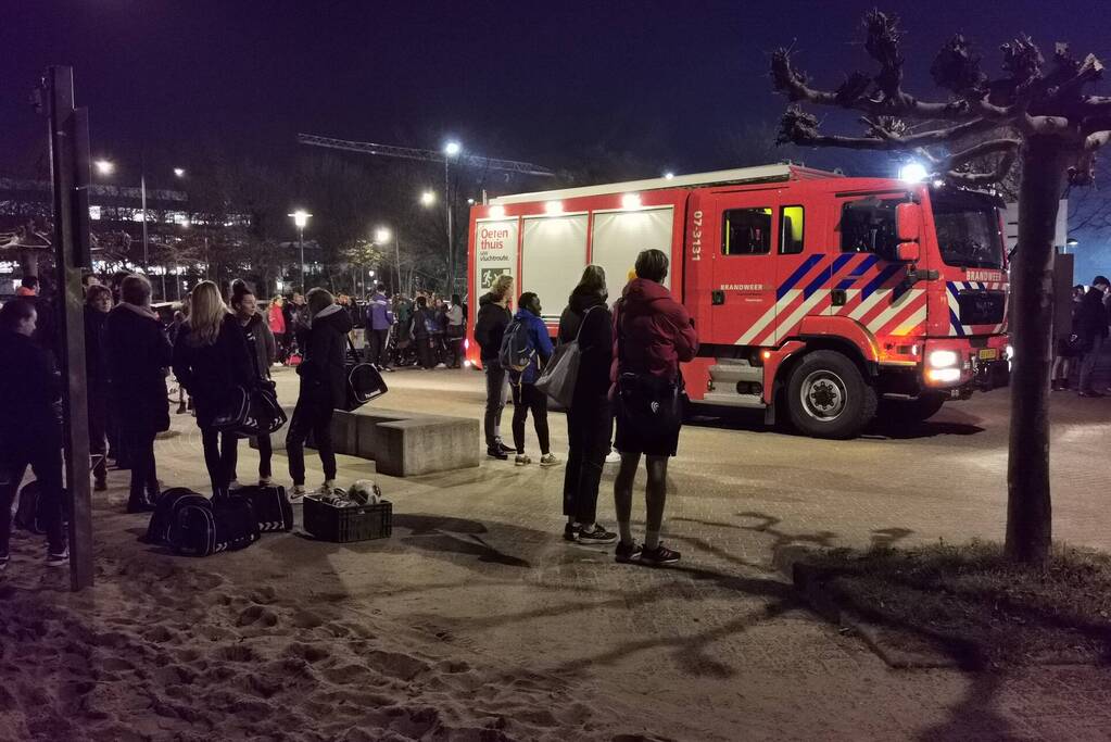 Sporthal ontruimd door brand in keuken