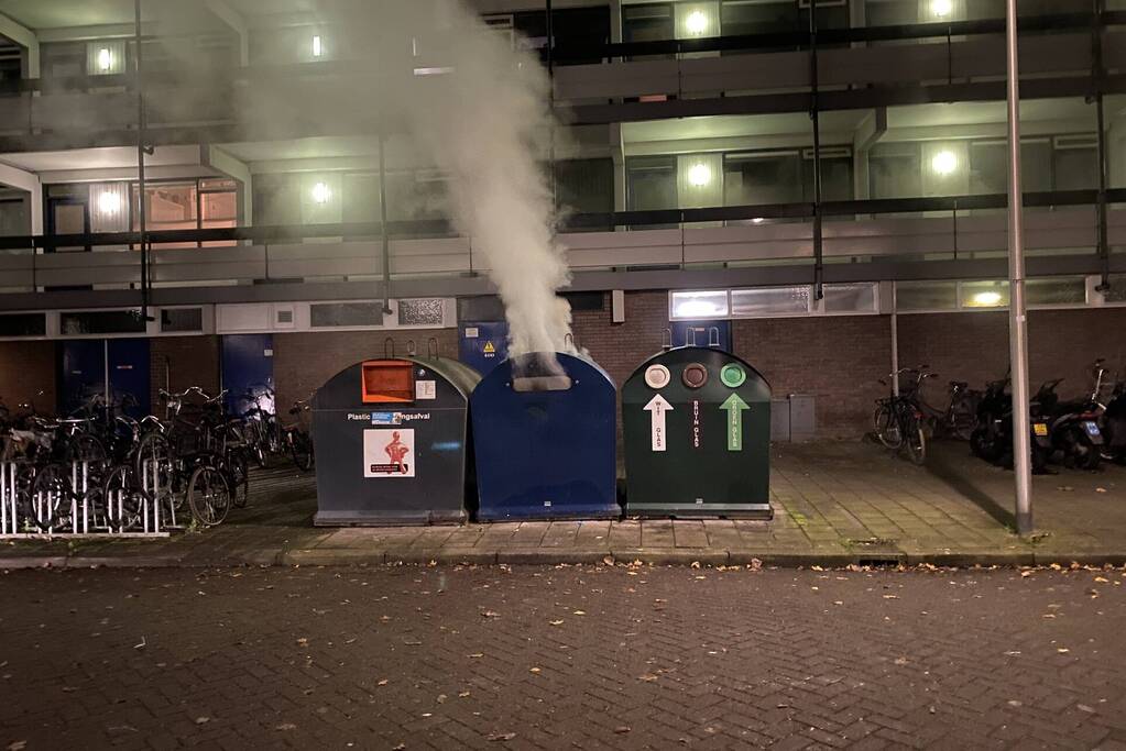 Brandweer blust brandende container