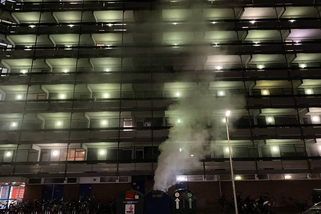 Brandweer blust brandende container