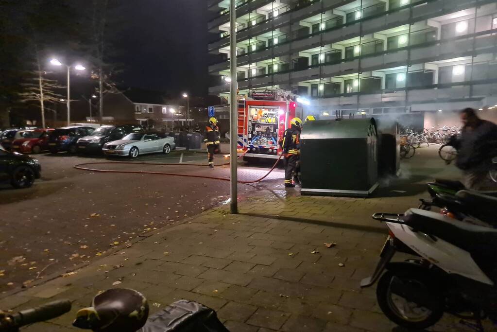 Brandweer blust brandende container