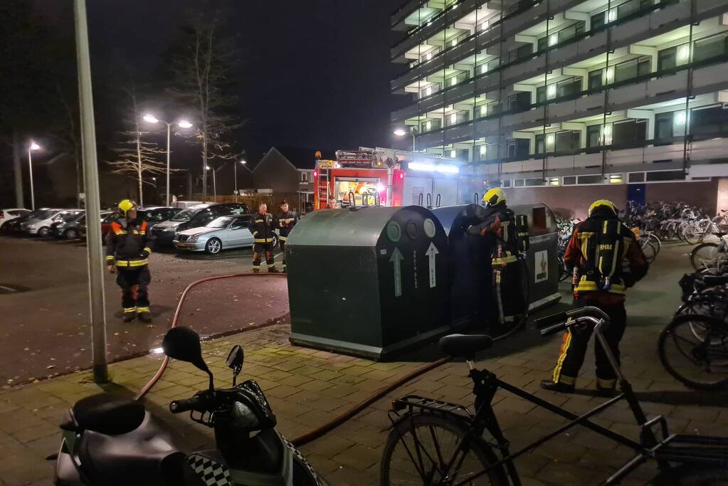 Brandweer blust brandende container