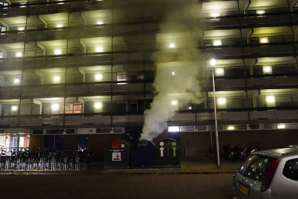 Brandweer blust brandende container