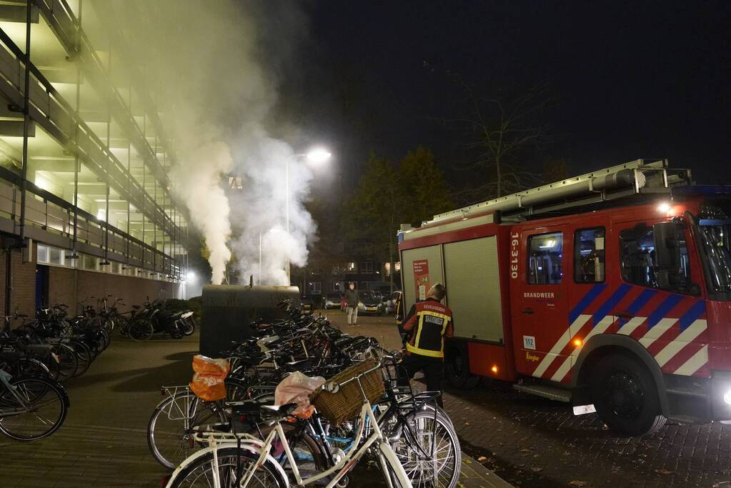 Brandweer blust brandende container