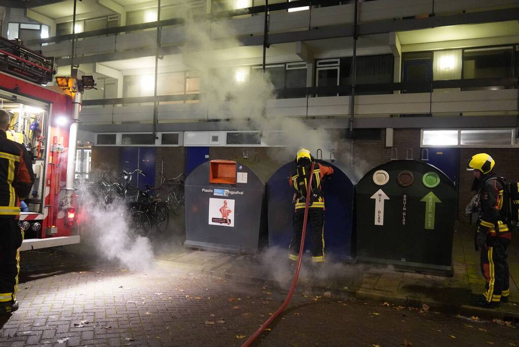 Brandweer blust brandende container