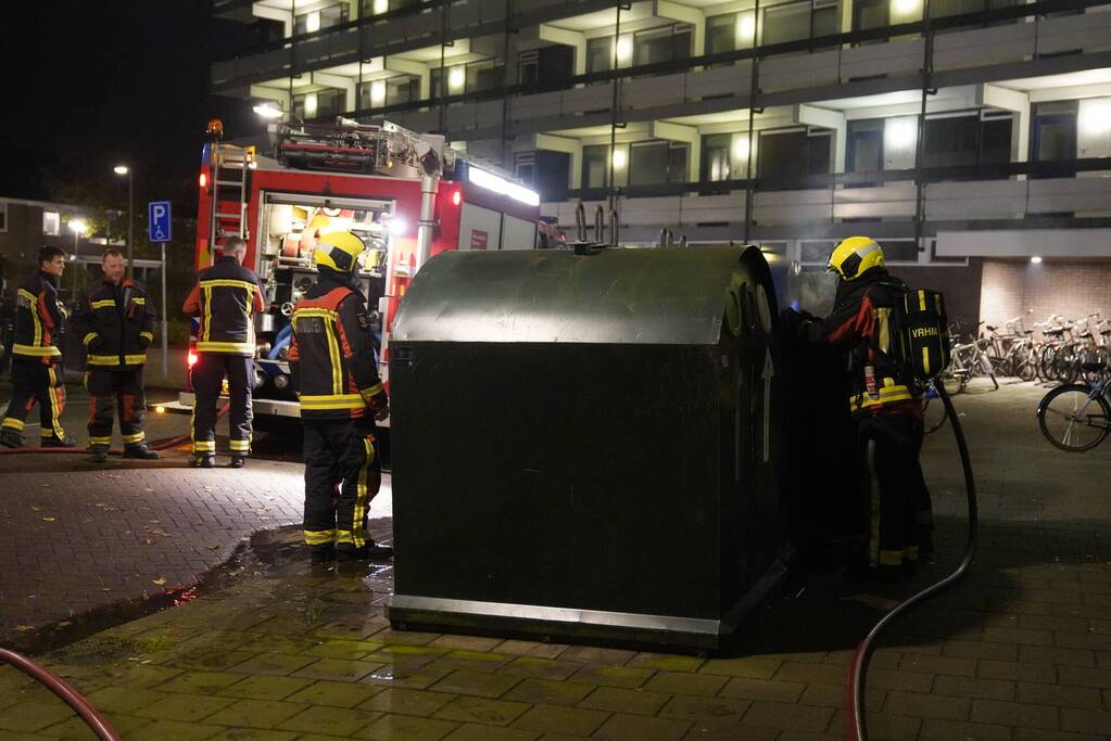 Brandweer blust brandende container