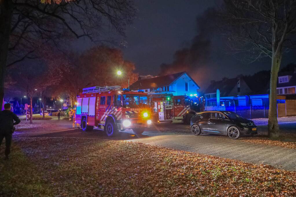 Uitslaande brand in winkelpand