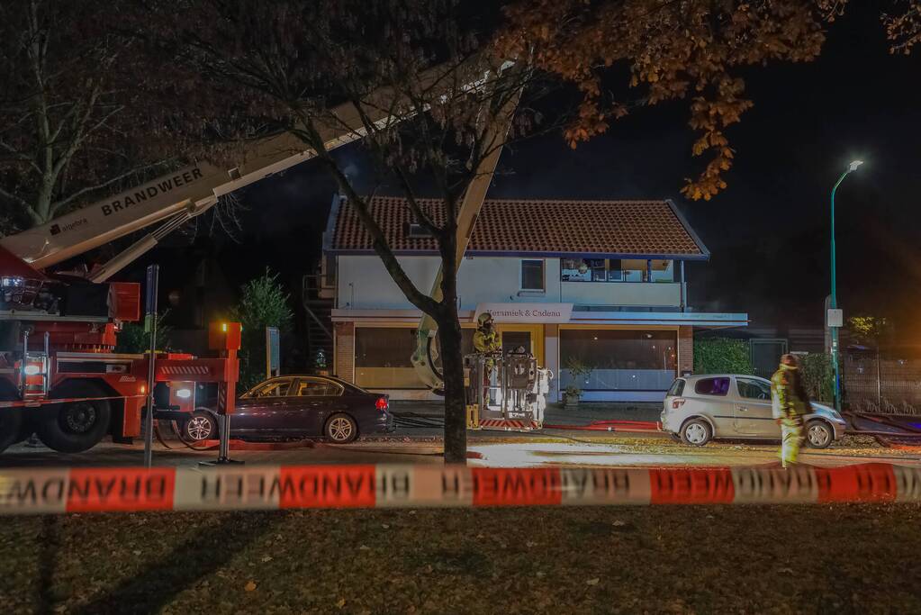 Uitslaande brand in winkelpand