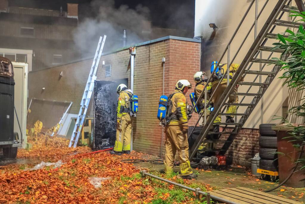 Uitslaande brand in winkelpand