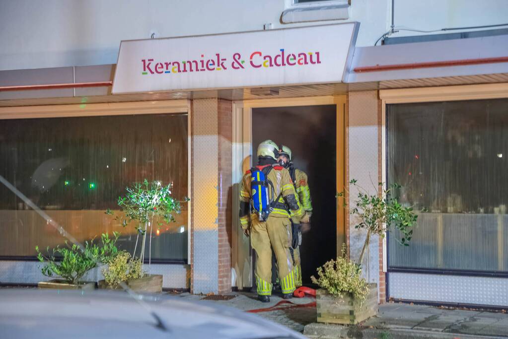Uitslaande brand in winkelpand
