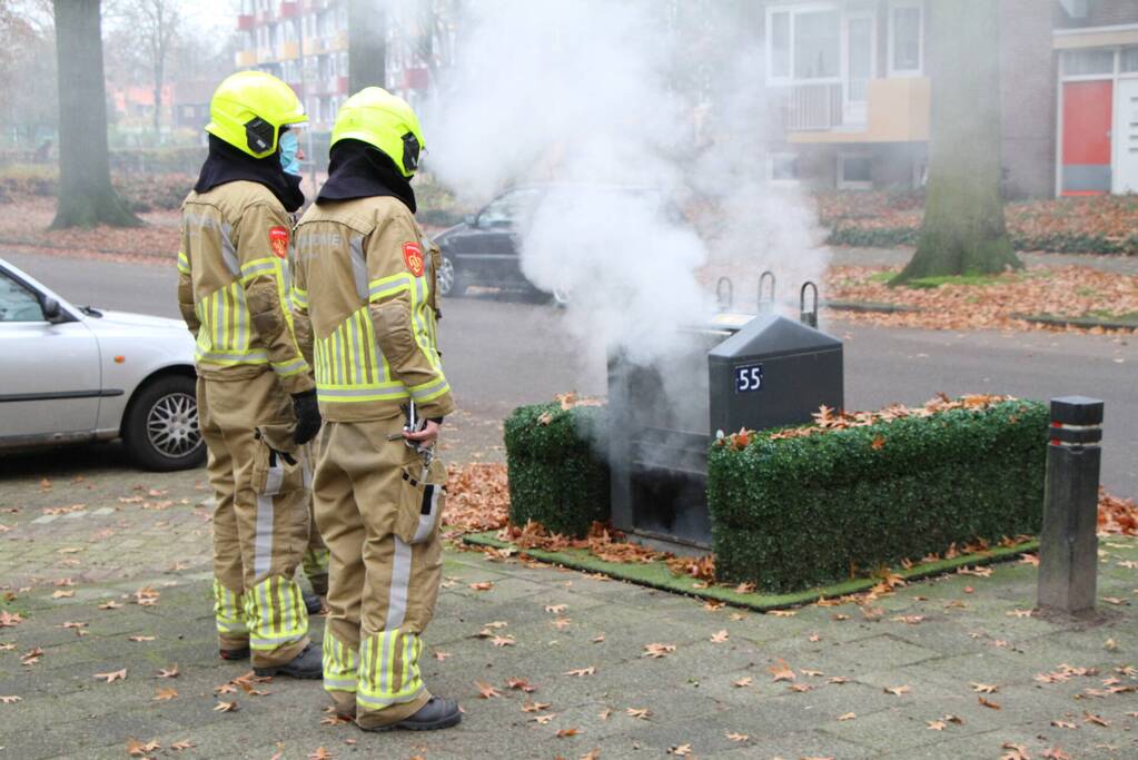 Veel rookontwikkeling door brand in ondergrondse container