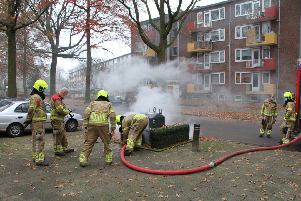 Veel rookontwikkeling door brand in ondergrondse container