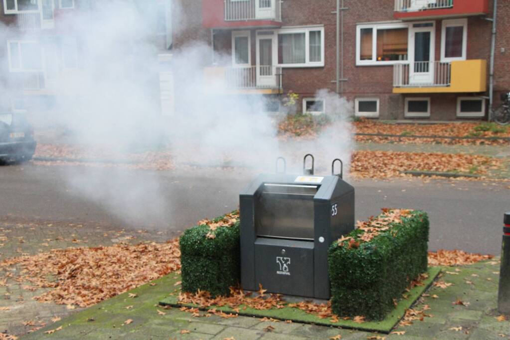 Veel rookontwikkeling door brand in ondergrondse container