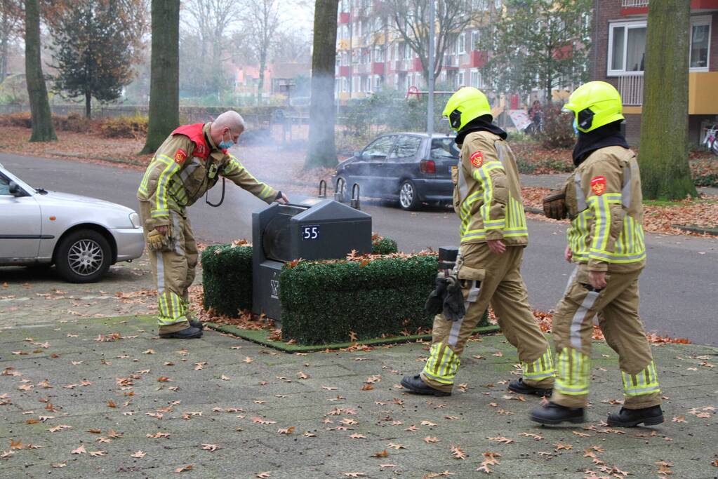 Veel rookontwikkeling door brand in ondergrondse container