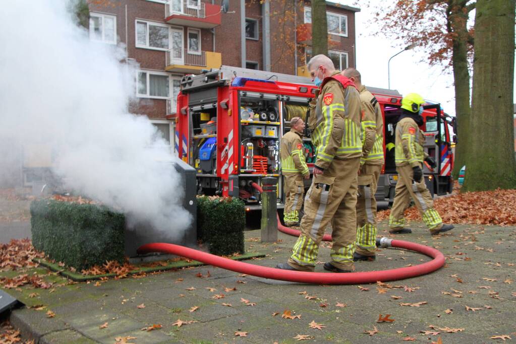 Veel rookontwikkeling door brand in ondergrondse container