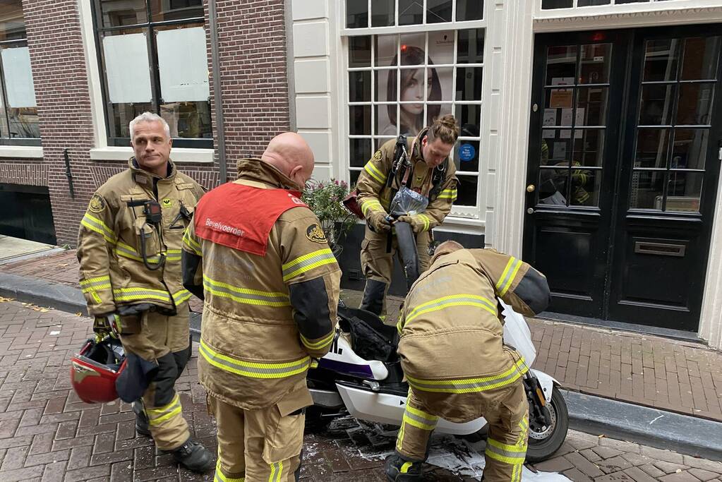 Deelscooter vliegt al rijdend in brand