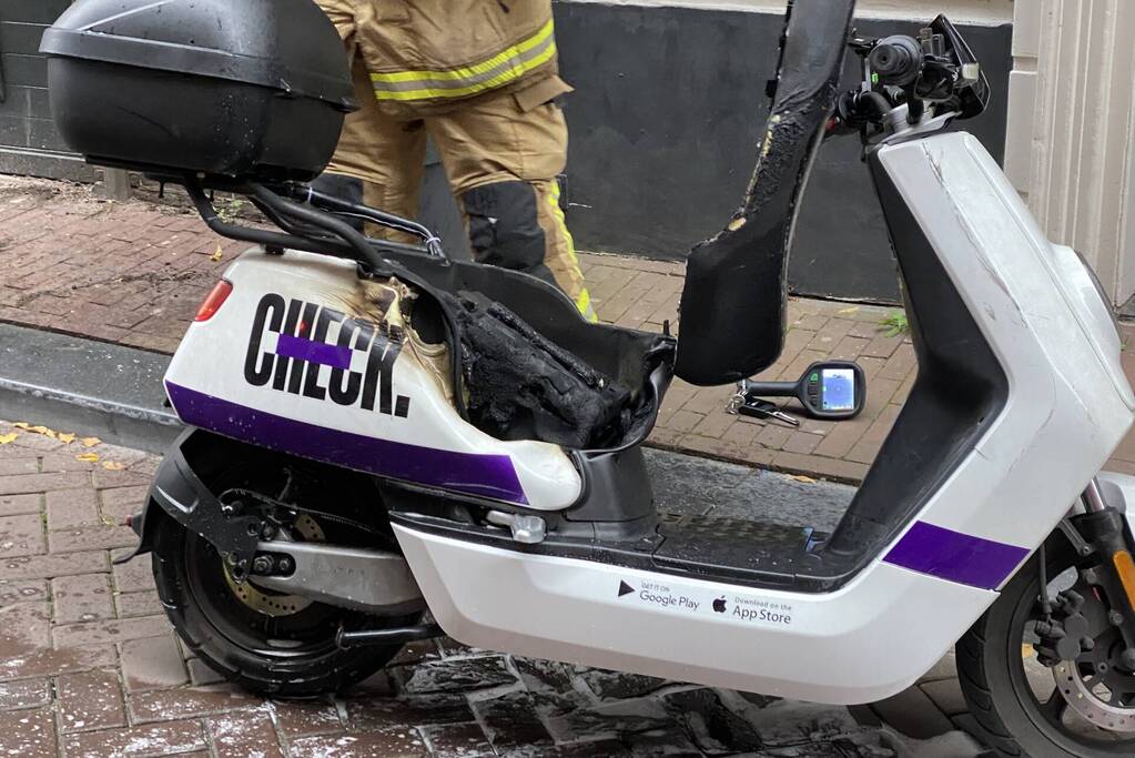 Deelscooter vliegt al rijdend in brand