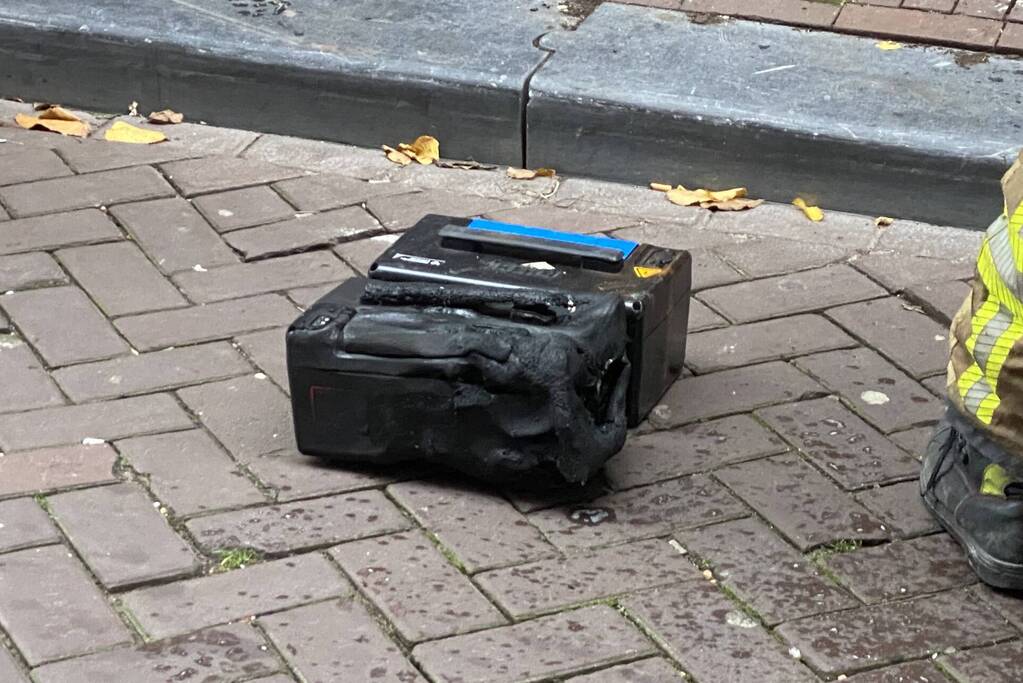 Deelscooter vliegt al rijdend in brand