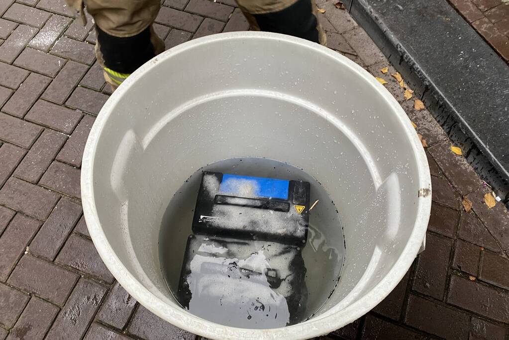 Deelscooter vliegt al rijdend in brand