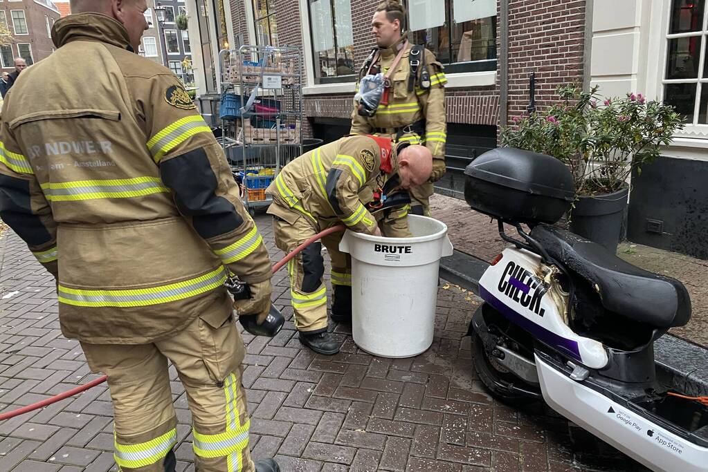 Deelscooter vliegt al rijdend in brand