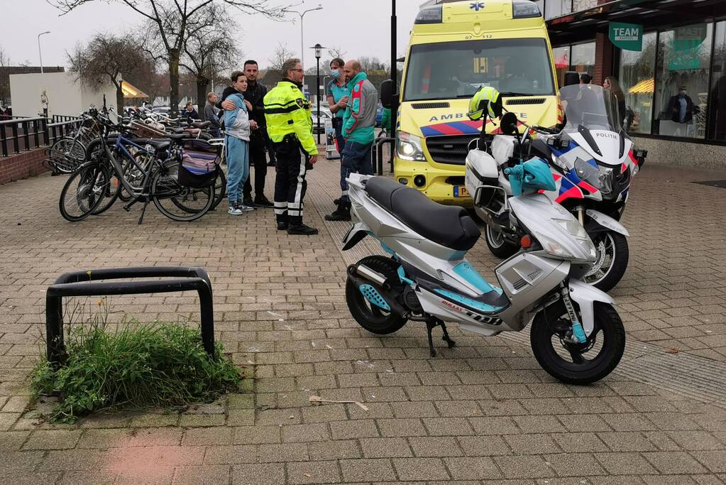 Scooterrijder ten val na botsing met hekwerk