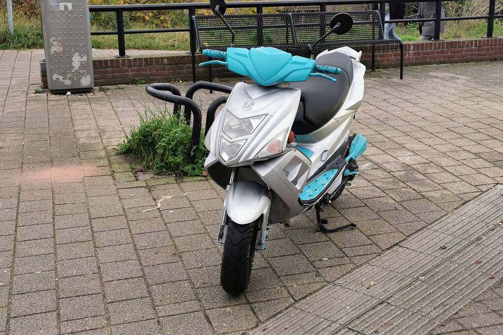 Scooterrijder ten val na botsing met hekwerk