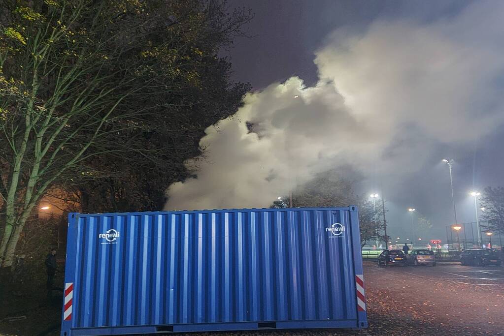 Zeecontainer met oud papier in brand gestoken