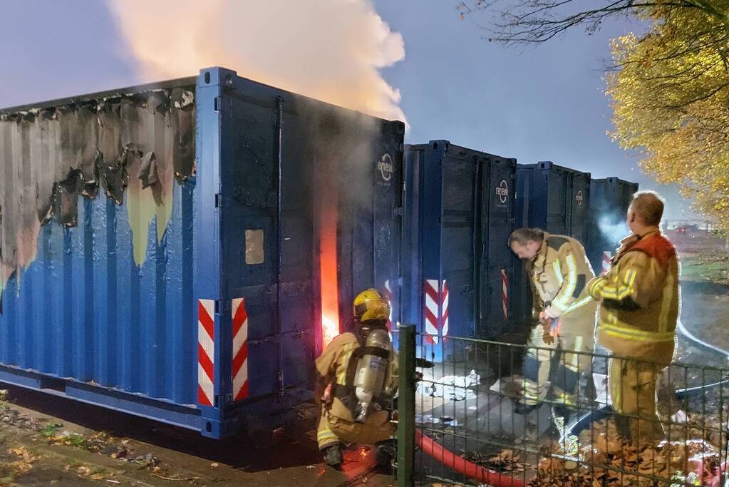 Zeecontainer met oud papier in brand gestoken