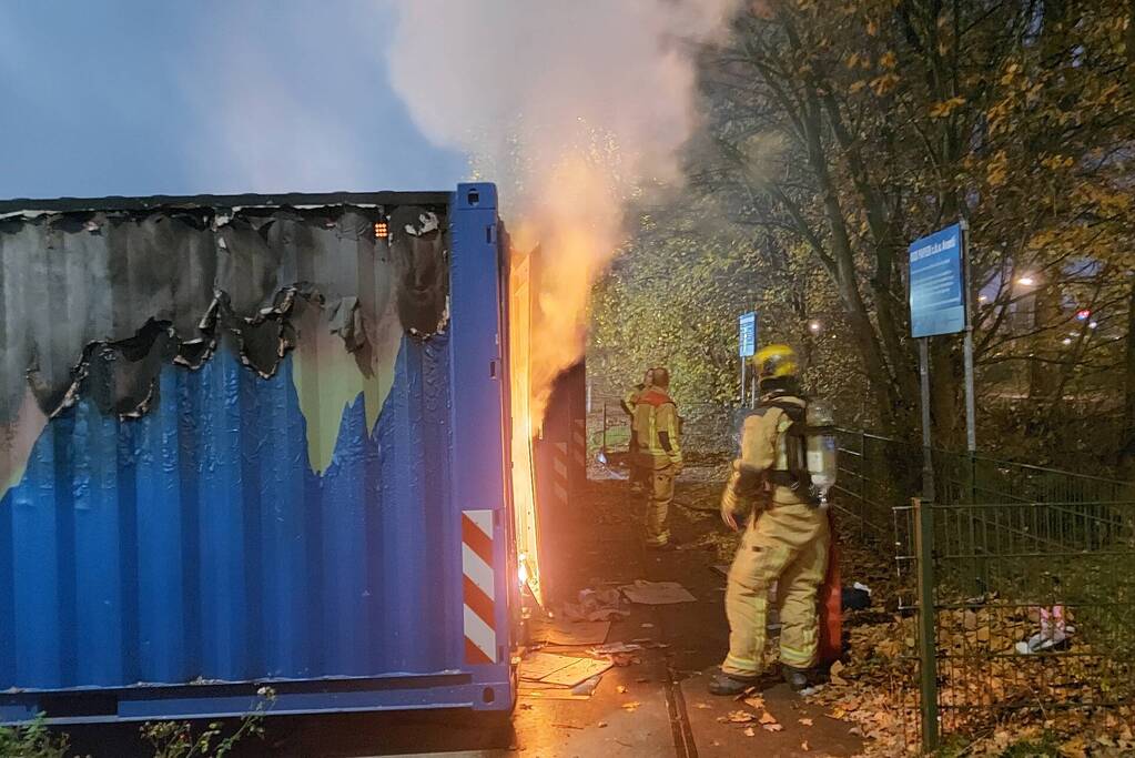 Zeecontainer met oud papier in brand gestoken