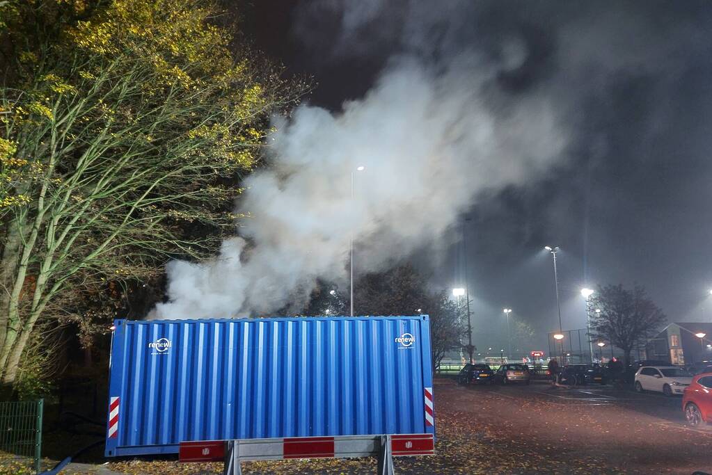 Zeecontainer met oud papier in brand gestoken