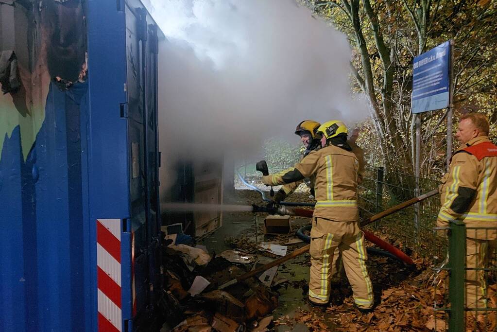 Zeecontainer met oud papier in brand gestoken