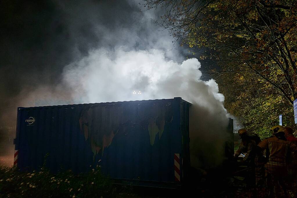 Zeecontainer met oud papier in brand gestoken