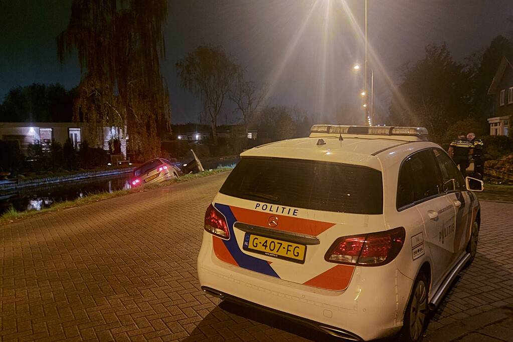 Personenauto raakt te water