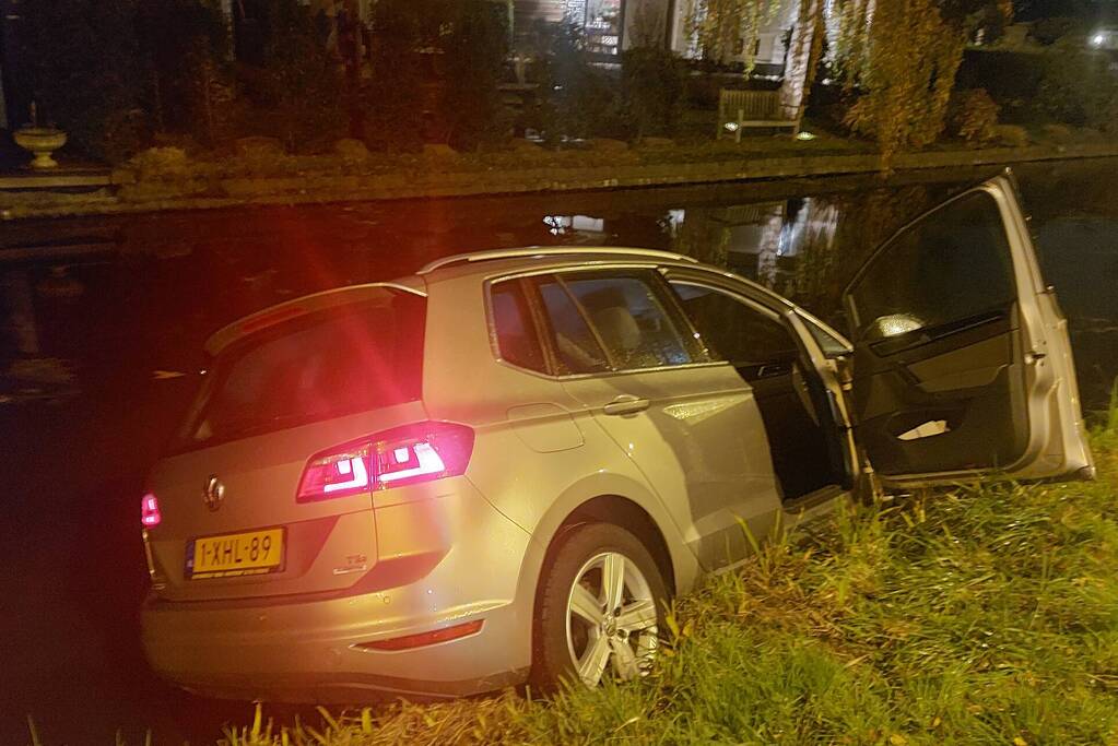 Personenauto raakt te water
