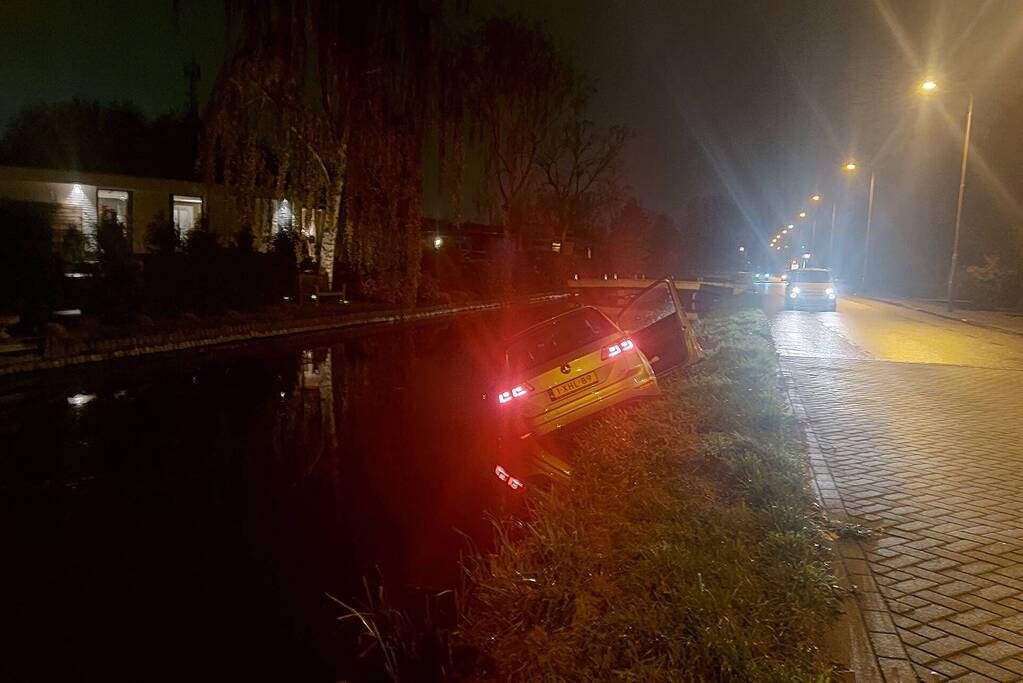 Personenauto raakt te water