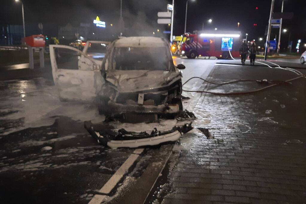 Auto in brand na botsing met ambulance