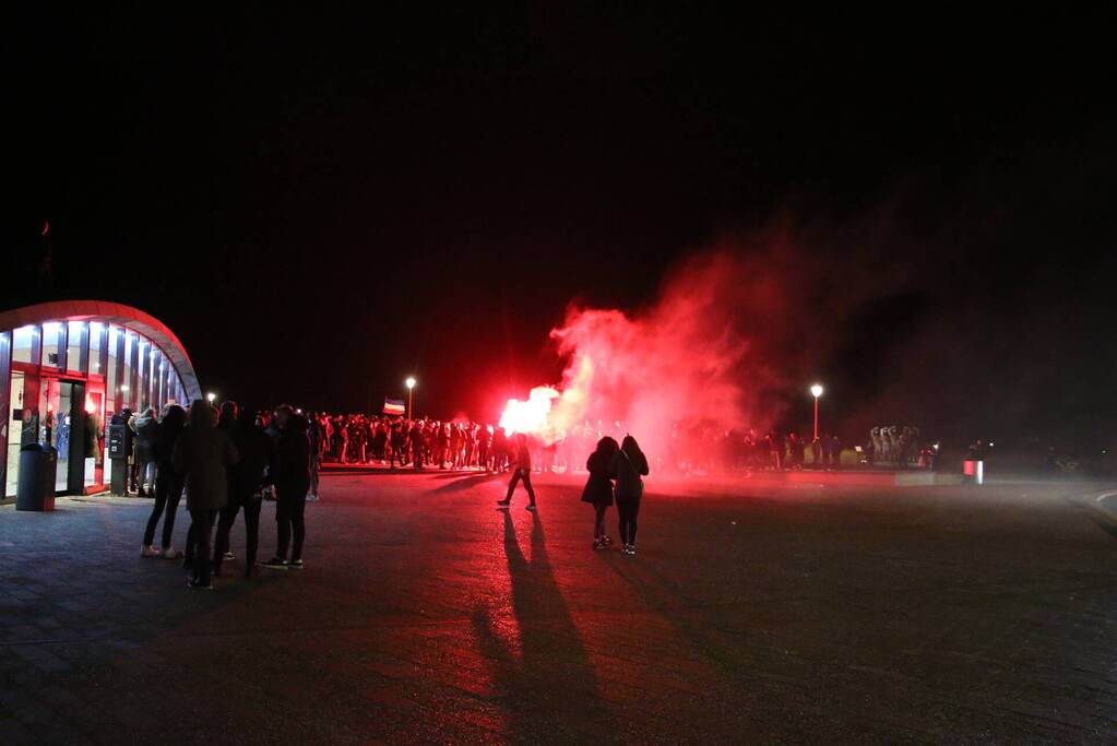 Vuurwerk en muziek bij corona demonstratie
