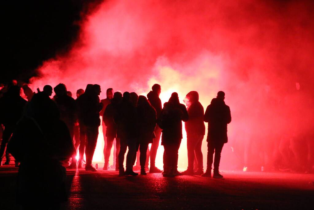 Vuurwerk en muziek bij corona demonstratie