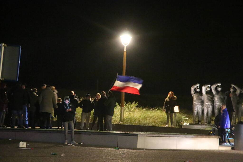 Vuurwerk en muziek bij corona demonstratie