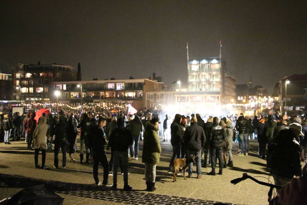 Vuurwerk en muziek bij corona demonstratie