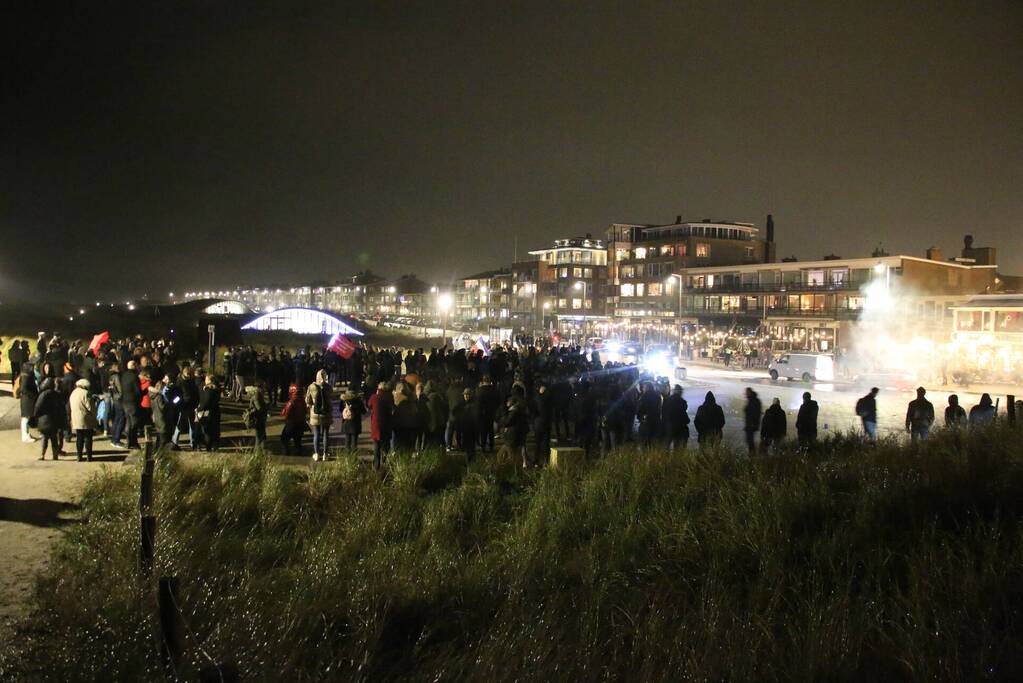Vuurwerk en muziek bij corona demonstratie