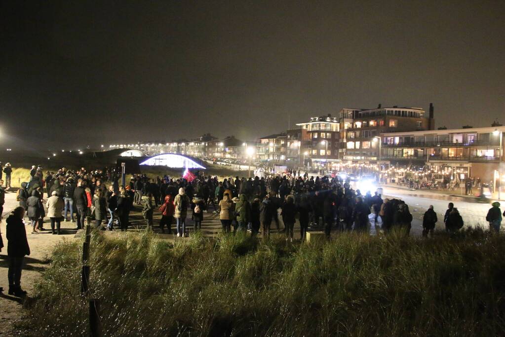 Vuurwerk en muziek bij corona demonstratie